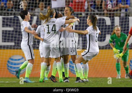 Tampa, Floride, USA. 3e Mar, 2016. L'avant-CRYSTAL DUNN (16) et ses coéquipiers célèbrent une seconde moitié but contre l'Angleterre durant la Coupe elle croit au Stade Raymond James. Les États-Unis ont remporté 1-0. © Scott A. Miller/ZUMA/Alamy Fil Live News Banque D'Images