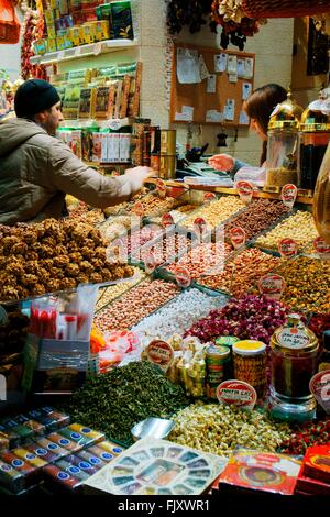 Le Spice Bazaar Misir Carsisi Istanbul centre-ville, Turquie, date de 1660. Épicerie fine à l'intérieur. Quartier Eminonu. Banque D'Images