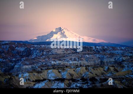 Volcaniques couvertes de neige 3916m sommet du Mont Erciyes, plus haute montagne d'Anatolie centrale de la Turquie. S.E. sur gorges de Goreme. Crépuscule Banque D'Images