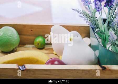 Oiseaux blancs sur fond de table en bois en plastique , filtre couleur Vintage Banque D'Images