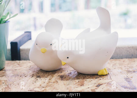 Oiseaux blancs sur fond de table en bois en plastique , filtre couleur Vintage Banque D'Images