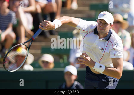 Melbourne, Australie. 4e Mar, 2016. De John Isner USA retourne la balle durant son match contre simple hommes Sam Groth de l'Australie pendant la Coupe Davis par BNP Paribas Groupe mondial de premier tour entre l'Australie et USA à Kooyong Lawn Tennis Club à Melbourne, Australie, 4 mars 2016. John Isner a gagné 3-0. © Bai Xue/Xinhua/Alamy Live News Banque D'Images