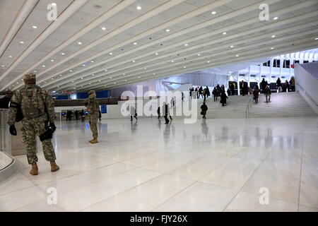 New York City, USA. 3 mars, 2016. Plus de sécurité dans le nouveau World Trade Center (WTC) plaque tournante du transport, le jour de l'ouverture d'Oculus. Credit : stillbeyou/Alamy Live News Banque D'Images