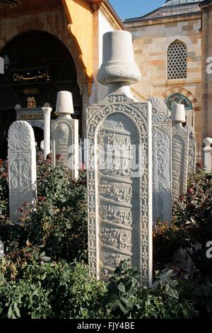 Musée de Mevlana, ville de Konya, Turquie. blanc décoré de dalles grave marquer la flûte soufie ney et tombes des derviches tourneurs de joueurs Banque D'Images