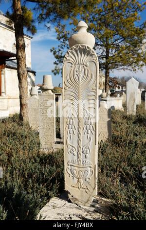 Musée de Mevlana, ville de Konya, Turquie. blanc décoré de dalles grave marquer la flûte soufie ney et tombes des derviches tourneurs de joueurs Banque D'Images
