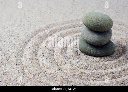 Pierres Zen sur un sable ratissée pour méditation spa, massage, bien-être, Équilibre, harmonie, la spiritualité et la détente concept Banque D'Images