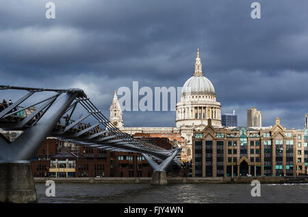 Mettant en lumière soleil dôme de la Cathédrale St Paul avant une tempête, avec Tamise et Millennium Bridge en premier plan, London, UK Banque D'Images