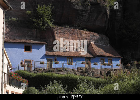 Maisons troglodytiques sous une falaise, la Petite-pierre, vallée de la zinsel, Alsace, France. Banque D'Images