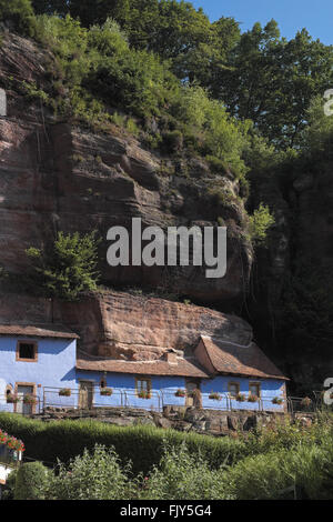 Maisons troglodytiques sous une falaise, la Petite-pierre, vallée de la zinsel, Alsace, France. Banque D'Images