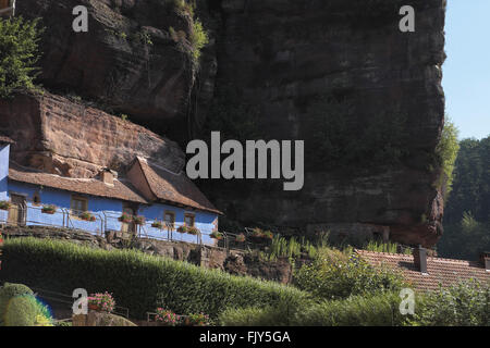 Maisons troglodytiques sous une falaise, la Petite-pierre, vallée de la zinsel, Alsace, France. Banque D'Images