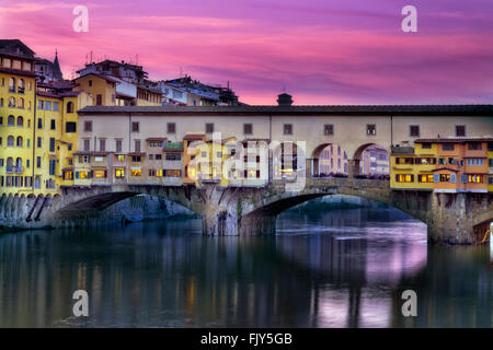 Belles couleurs du crépuscule et spéciaux dans le Ponte Vecchio. Florence, Italie. Banque D'Images