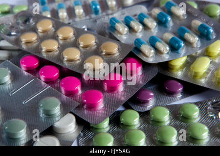 Capsules et comprimés colorés plaquettes thermoformées, comprimés de médicaments Banque D'Images