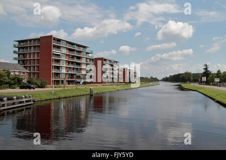 Appartement moderne de blocs sur le Canal Wilhelmina à côté du nouveau pont, à son fils, Drenthe, Pays-Bas. Banque D'Images