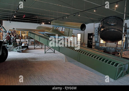 Une fusée V1 sur sa rampe de lancement dans les ailes de la libération Musée, Best, North Brabant, Pays-Bas. Banque D'Images