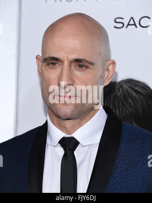 Westwood, Californie, USA. 3e Mar, 2016. Mark Strong arrive pour la première du film 'Les Frères Grimsby' au Village Théâtre. Credit : Lisa O'Connor/ZUMA/Alamy Fil Live News Banque D'Images