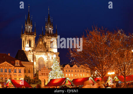 L'église de Tyn, à Prague la nuit à Noël comme un conte de fées Banque D'Images
