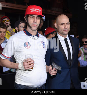 Westwood, Californie, USA. 3e Mar, 2016. Caractère de Sacha Baron Cohen en souscrivant à Trump, boire une bière et tenant une faux pistolet avec MARK STRONG lors de la première de "Les Frères Grimsby' au Village Théâtre. Credit : Lisa O'Connor/ZUMA/Alamy Fil Live News Banque D'Images