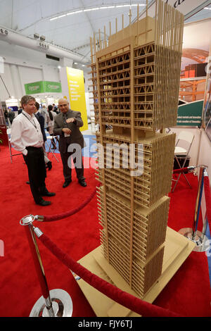 Vancouver, Canada. 3e Mar, 2016. Une entreprise canadienne affiche un modèle met en valeur ses 40 étages structure bois concept construction au Globe de l'Innovation 2016 Expo à Vancouver, Canada, 3 mars 2016. Plus de 200 exposants venus de partout dans le monde pour participer à l'Expo Innovation Globe2016 présenteront leurs dernières technologies propres et des produits et services environnementaux. © Liang sen/Xinhua/Alamy Live News Banque D'Images