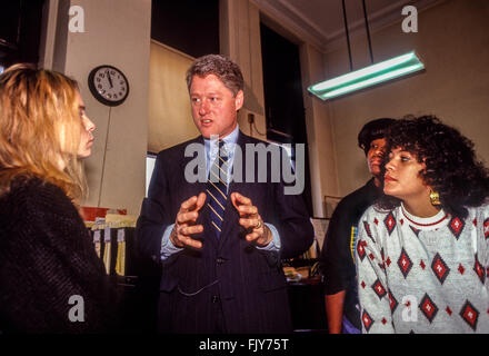 New York, NY, le 14 novembre 1991 - Gouverneur de l'Arkansas, Bill Clinton, parle avec les élèves d'alphabétisation à l'Harlem Bibliothèque © Stacy Walsh Rosenstock/Alamy Banque D'Images