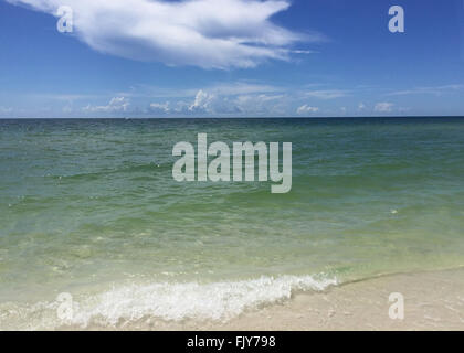 Plage de sable blanc de Naples, en Floride Banque D'Images