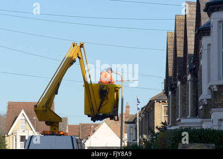 Workman du remplacement d'un lampadaire lumière dans une grue de levage de la flèche à Bedford, Bedfordshire, Angleterre Banque D'Images