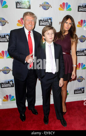 Donald Trump, fils Barron Trump et Melania Trump assister à 'The Celebrity Apprentice' finale au Trump Tower le 16 février 2015. Banque D'Images