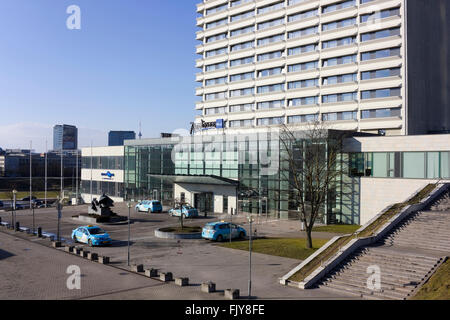 VILNIUS, LITUANIE - février 13, 2016 : smart Cyan taxi près de Radisson Blue hotel paysage urbain. Radisson Hotels c'est un Banque D'Images
