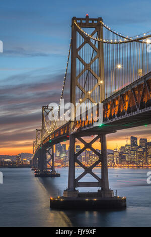 Beau momoent de Bay Bridge pendant le crépuscule, San Francisco Banque D'Images Beau momoent de Bay Bridge pendant le crépuscule, San Francisco Banque D'Images
