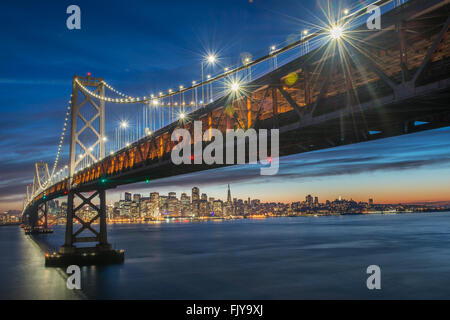 Beau momoent de Bay Bridge pendant le crépuscule, San Francisco Banque D'Images Beau momoent de Bay Bridge pendant le crépuscule, San Francisco Banque D'Images