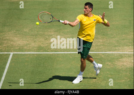 Melbourne, Australie. 4e Mar, 2016. Bernard Tomic d'Australie retourne la balle durant son match contre simple hommes Jack Sock des États-Unis au cours de Coupe Davis par BNP Paribas Groupe mondial de premier tour entre l'Australie et USA à Kooyong Lawn Tennis Club à Melbourne, Australie, 4 mars 2016. Bernard Tomic a gagné 3-1. © Bai Xue/Xinhua/Alamy Live News Banque D'Images