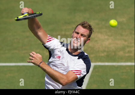 Melbourne, Australie. 4e Mar, 2016. Jack Sock des États-Unis renvoie la balle durant son match contre simple hommes Bernard Tomic de l'Australie pendant la Coupe Davis par BNP Paribas Groupe mondial de premier tour entre l'Australie et USA à Kooyong Lawn Tennis Club à Melbourne, Australie, 4 mars 2016. Jack Sock perd le match 1-3. © Bai Xue/Xinhua/Alamy Live News Banque D'Images