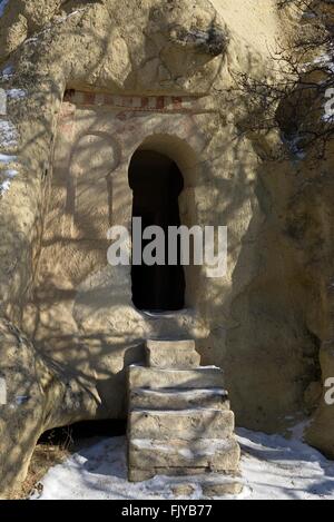 Porte de tuf volcanique érodée troglodyte troglodyte chrétien de l'époque. goreme open air museum national park, Cappadoce, Turquie Banque D'Images