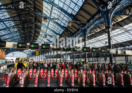 La gare de Brighton Sussex England Hove Train Banque D'Images