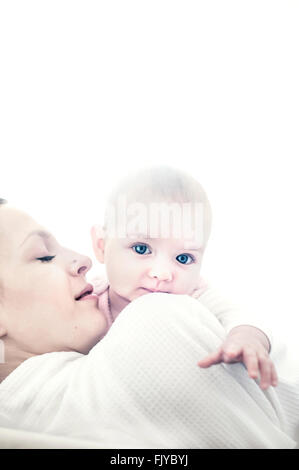 Jeune maman avec bébé fille dans ses bras Banque D'Images