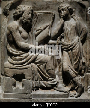 Fragment de sarcophage romain représentant un poète et Muse. Troisième trimestre de la 3ème ANNONCE de siècle. En. Le Musée de l'Ermitage. Saint Petersburg. La Russie. Banque D'Images