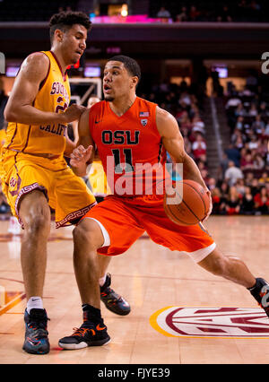 Los Angeles, CA, USA. 09Th Mar, 2016. La garde de l'état de l'Oregon (11) disques durs à la Malcom Duvivier panier pendant le match entre l'Oregon State Beavers vs les USC Trojans au Galen Center de Los Angeles, Californie. État de l'Oregon a été rejeté par l'USC 81-70.(crédit obligatoire : Juan Lainez/MarinMedia/Cal Sport Media) © csm/Alamy Live News Banque D'Images