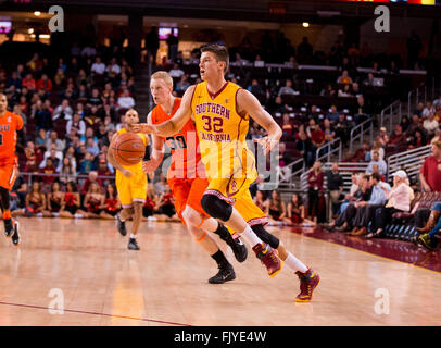 Los Angeles, CA, USA. 09Th Mar, 2016. L'USC en avant (32) Nikola Jovanovic dribble entre la voie pendant le match entre l'Oregon State Beavers vs les USC Trojans au Galen Center de Los Angeles, Californie. État de l'Oregon a été rejeté par l'USC 81-70.(crédit obligatoire : Juan Lainez/MarinMedia/Cal Sport Media) © csm/Alamy Live News Banque D'Images