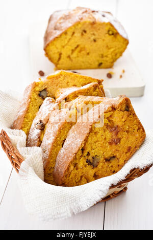 Tranches de pain de potiron aux noix, cannelle et raisins Banque D'Images