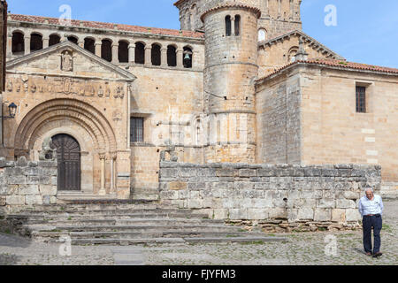 Collégiale de Santa Juliana, de style roman, Santillana del Mar, Cantabria, Espagne. Banque D'Images