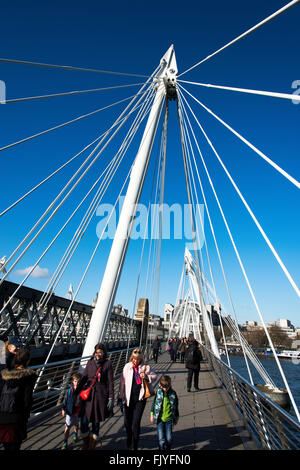 Avis de Hungerford bridge à Waterloo Bridge Londres Angleterre golden jubilee bridges Charing cross Shard Thames Banque D'Images