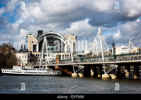 La gare de Charing Cross Hungerford Golden Jubilee Bridges London England Banque D'Images