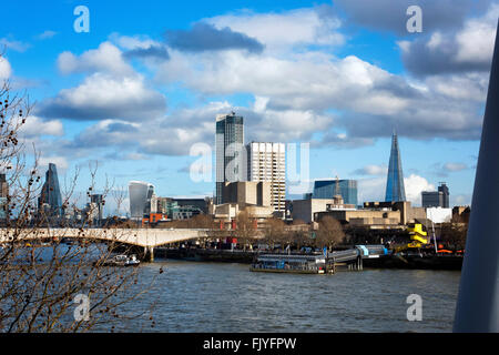 Avis de Hungerford bridge à Waterloo Bridge Londres Angleterre Banque D'Images