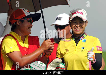 Singapour. 4e Mar, 2016. Pornanong Phatlum joueur de la Thaïlande (R) réagit au cours de la HSBC Women's Champions du tenue à Singapour Sentosa Golf Club le 4 mars 2016. L'ensemble HSBC Women's Champions entre dans le deuxième jour de compétition le vendredi. © puis Chih Wey/Xinhua/Alamy Live News Banque D'Images