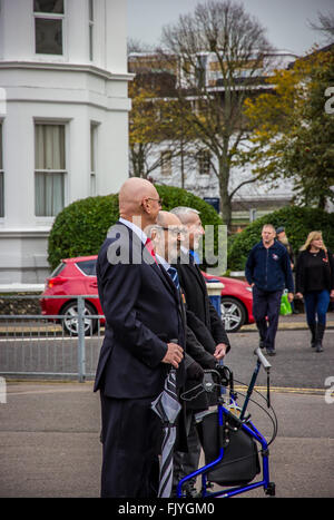 11 novembre 2015. Trois amis qui partagent des souvenirs à jour de l'Armistice Memorial Eastbourne East Sussex UK Banque D'Images