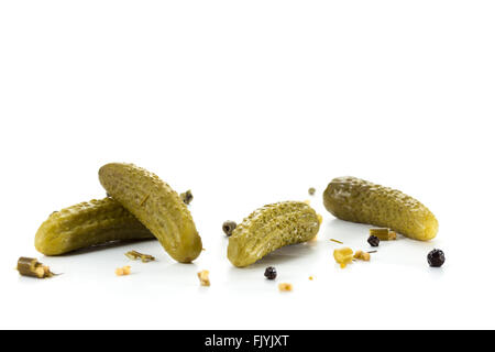 Cornichons marinés aux épices vert Banque D'Images