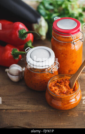 Pot d'ajvar faite maison, un délicieux poivron rouge rôti et d'aubergines plat. Banque D'Images