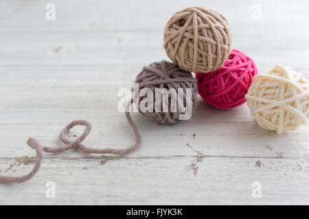 Boules de laine sur fond de bois Banque D'Images