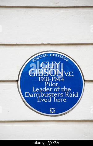 Guy Gibson V.C. 1918-1944 le chef pilote du raid de Dambusters a vécu ici - plaque bleue du patrimoine anglais à Aberdeen place, Londres, Royaume-Uni Banque D'Images