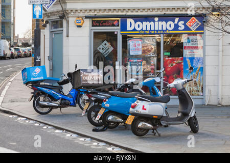 Domino's pizzas magasin Dominos Pizza livraison avec scooters garés à l'extérieur à Camden, Londres Royaume-Uni en février Banque D'Images