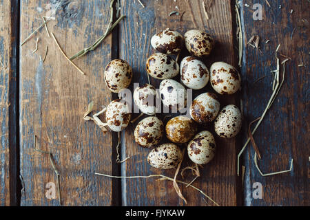 Oeufs de caille sur table en bois Banque D'Images